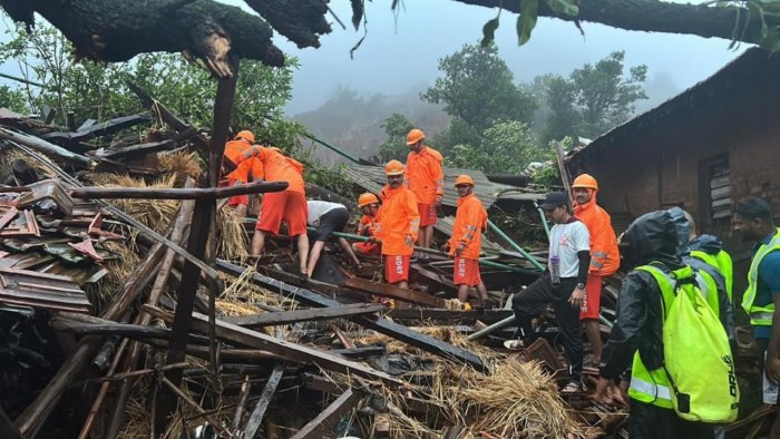 Maharashtra Raigarh Landslide: مہاراشٹر کے رائے گڑھ میں لینڈ سلائیڈنگ سے پورا گاؤں ملبہ کے ڈھیر میں تبدیل، اب تک 16 افراد کی موت، ریسکیو آپریشن جاری