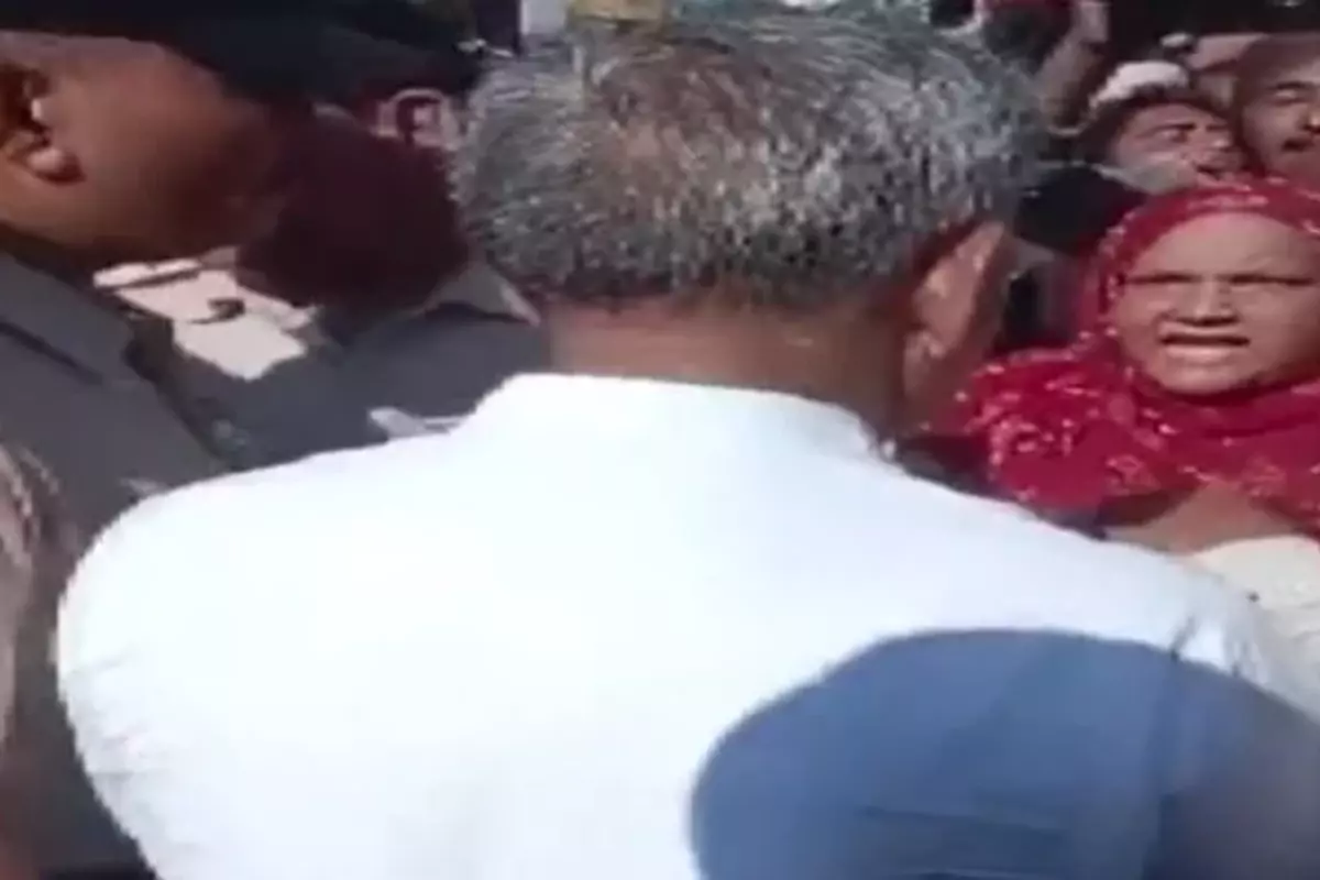 Woman slaps Haryana MLA during visit to flood-affected area: سیلاب کی صورتحال کا جائزہ لینے گئے جے جے پی رکن اسمبلی کو خاتون نے مارا  تھپڑ