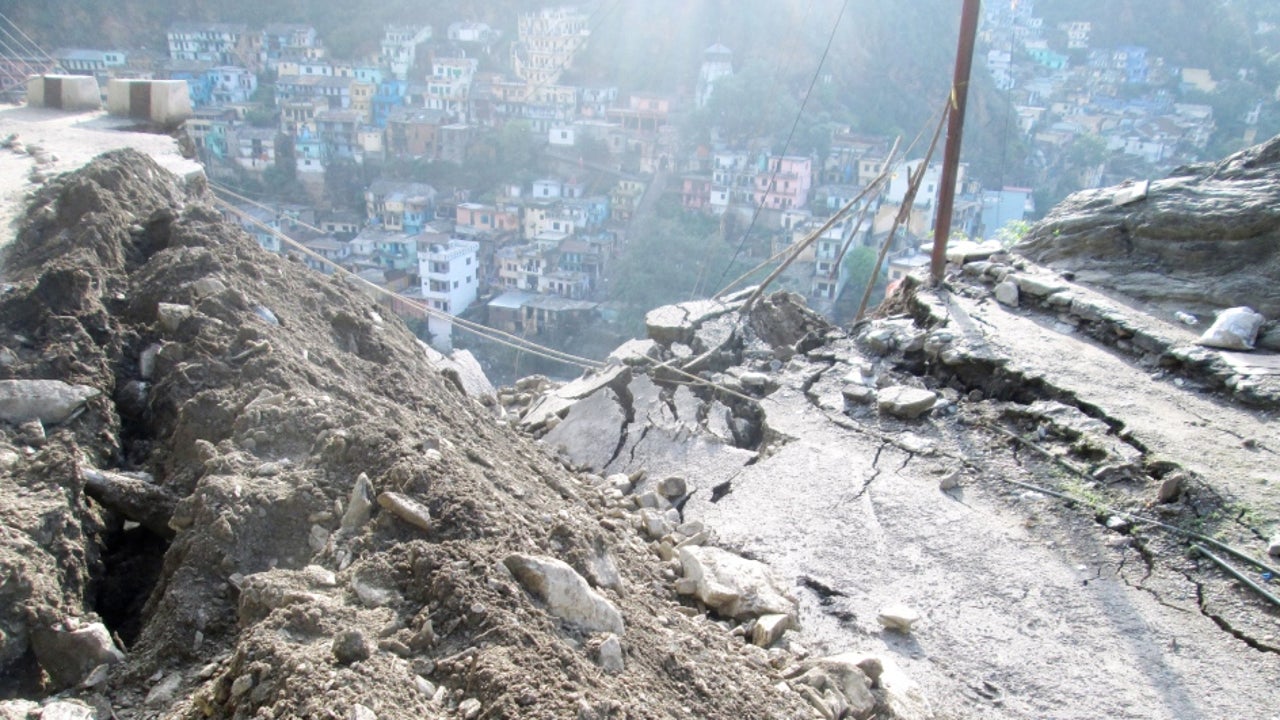 Himachal Pradesh: ہماچل میں لینڈ سلائیڈنگ کی زد میں شیو مندر، عقیدت مند دبے، 20 سے زائد کو بچا لیا گیا، 9 ہلاک