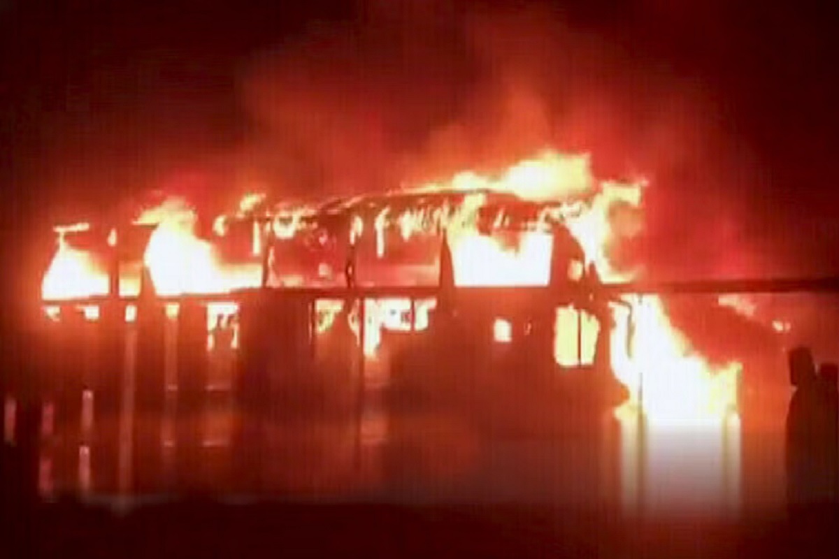 Pakistan Bus Incident: پاکستان میں چلتی بس میں لگی آگ، 20 افراد جھلس کر جاں بحق