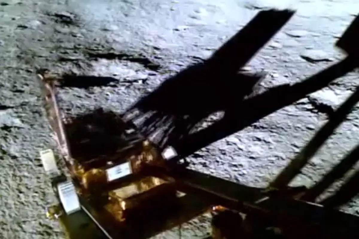 Chandrayaan-3 landing: اسرو نے چاند پر روور کے نیچے اترنے کا ویڈیو شیئر کیا