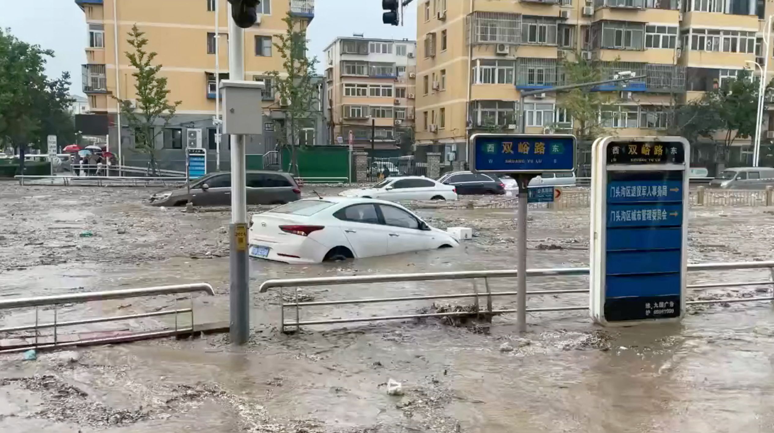 Beijing: بیجنگ میں سیلاب سے 11 افراد کی موت، 27 لاپتہ