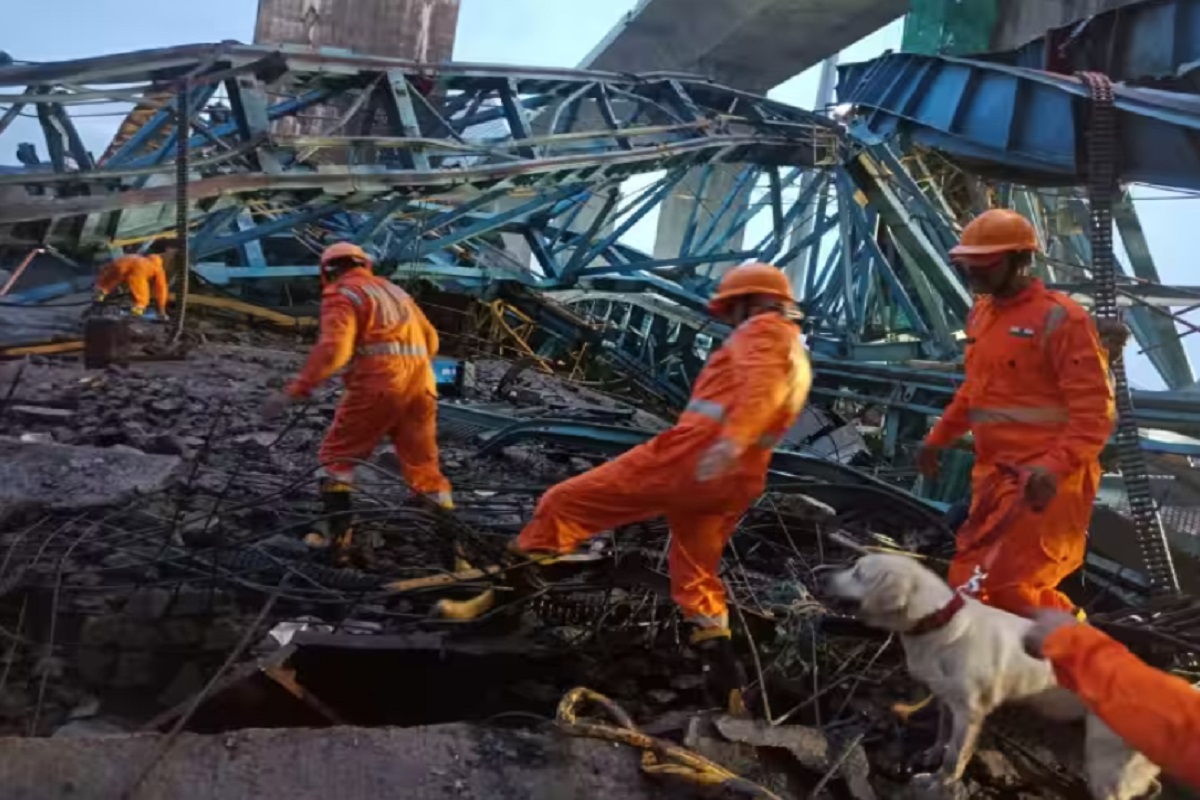 Maharashtra News: مہاراشٹر کے ٹھانے میں بڑا حادثہ، پل کی تعمیر کے دوران گرپڑے کرین اور سلیب، 15 افراد کی موت