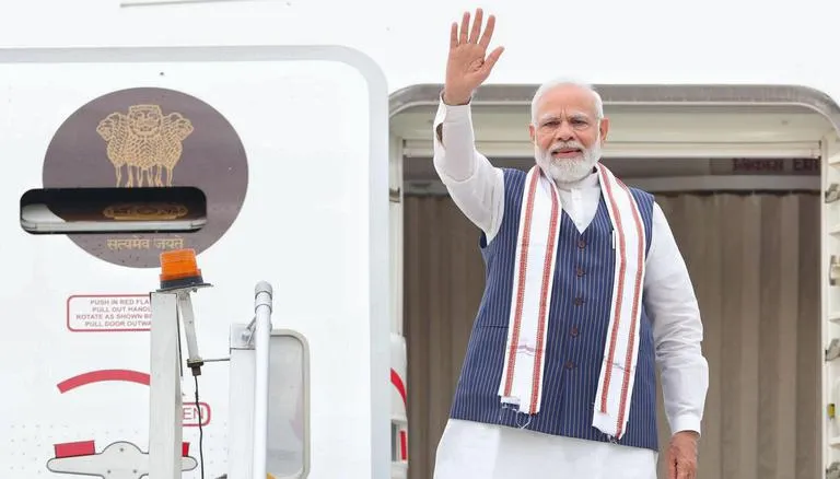 Prime Minister Narendra Modi left for South Africa: وزیر اعظم نریندر مودی برکس چوٹی کانفرنس میں شرکت کے لیے منگل کی صبح جنوبی افریقہ پہنچ گئے