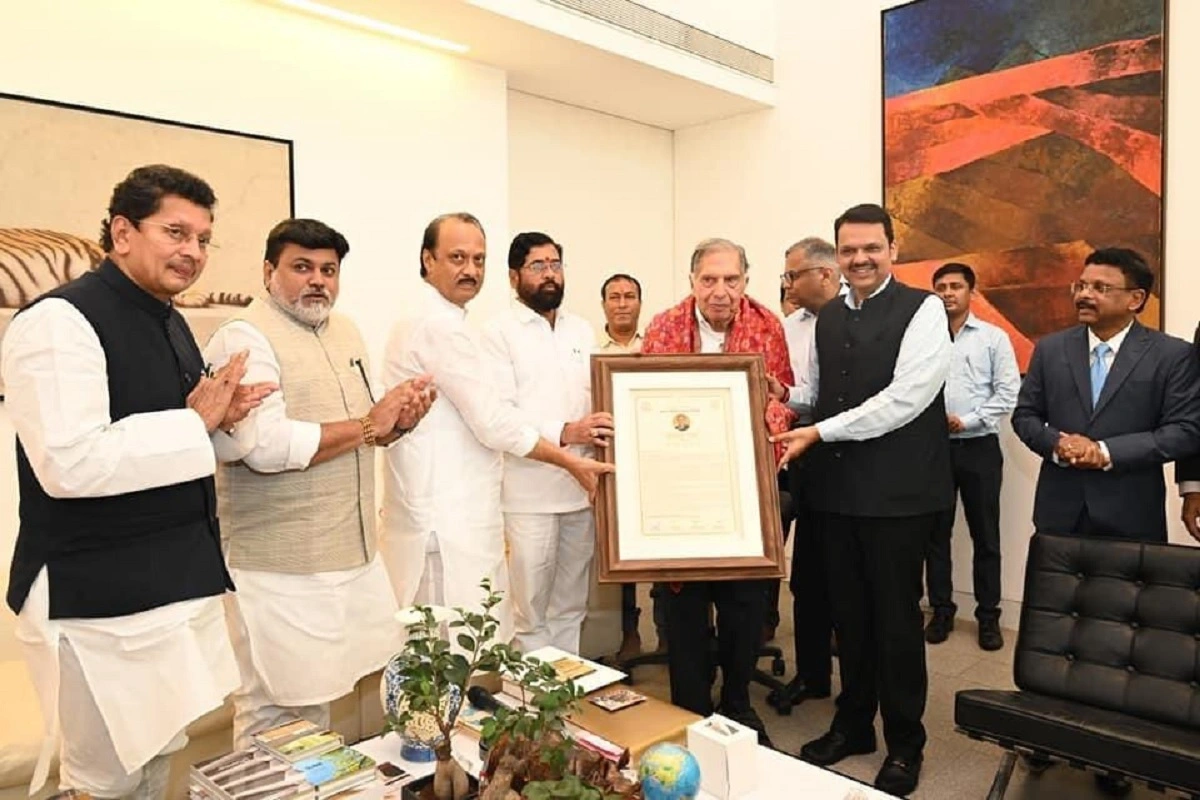 Udyog Ratna Award honoured to industrialist Ratan Tata:  مہاراشٹر کے پہلے ادیوگ رتن ایوارڈ سے نوازے گئے رتن ٹاٹا، سی ایم اور دونوں ڈپٹی سی ایم اعزاز کے لیے پہنچے گھر
