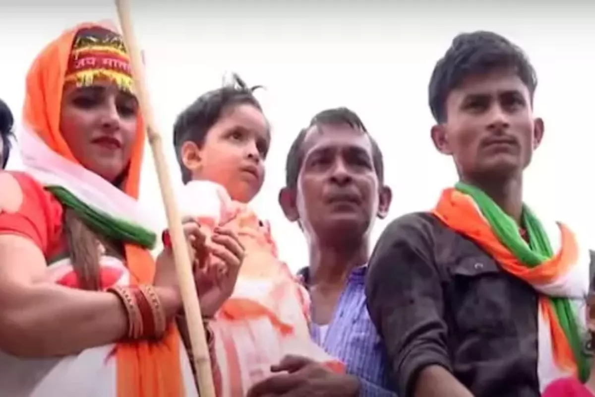 Seema Haider hoisted Indian Flag: ترنگے والی ساڑی، ’ہندوستان زندہ آباد اور پاکستان مردہ آباد‘ کے نعروں کے ساتھ سیما حیدر نے لہرایا ترنگا، ویڈیو وائرل