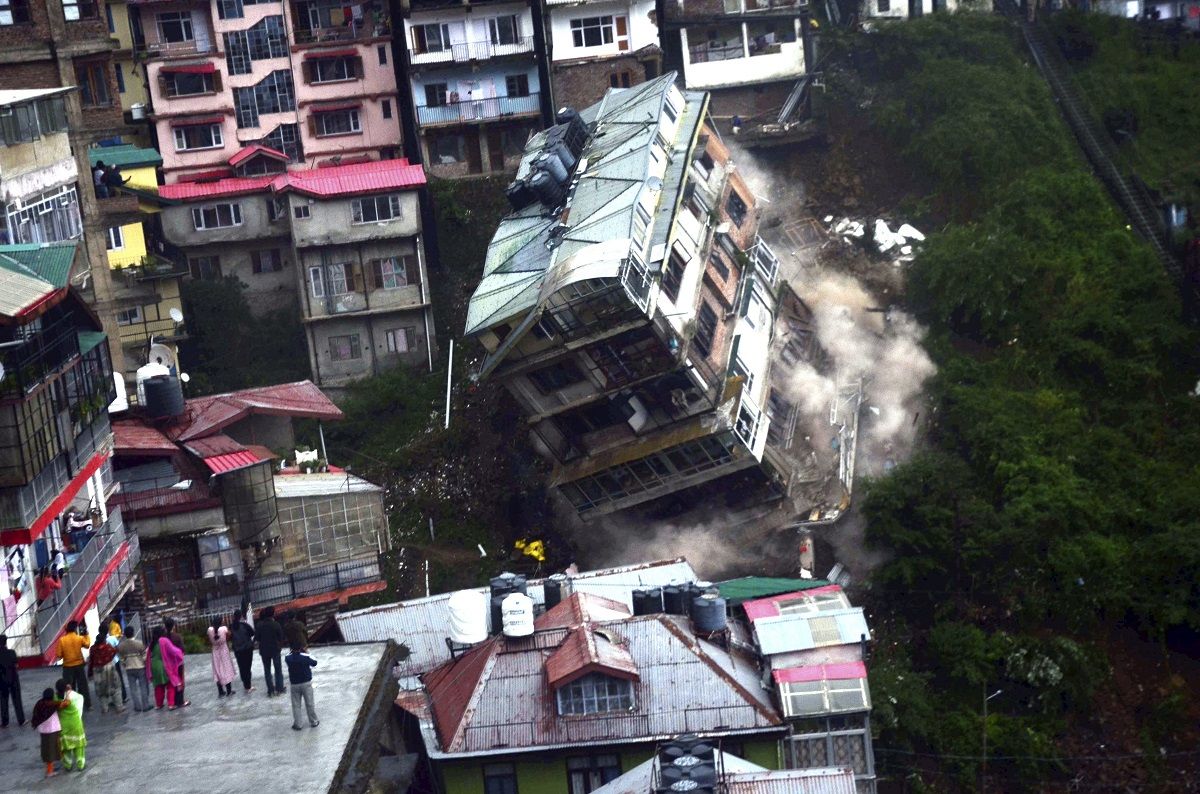 Devastation continues in Himachal: ہماچل میں تباہی جاری: ہماچل پردیش کے کولو میں آٹھ عمارتیں منہدم