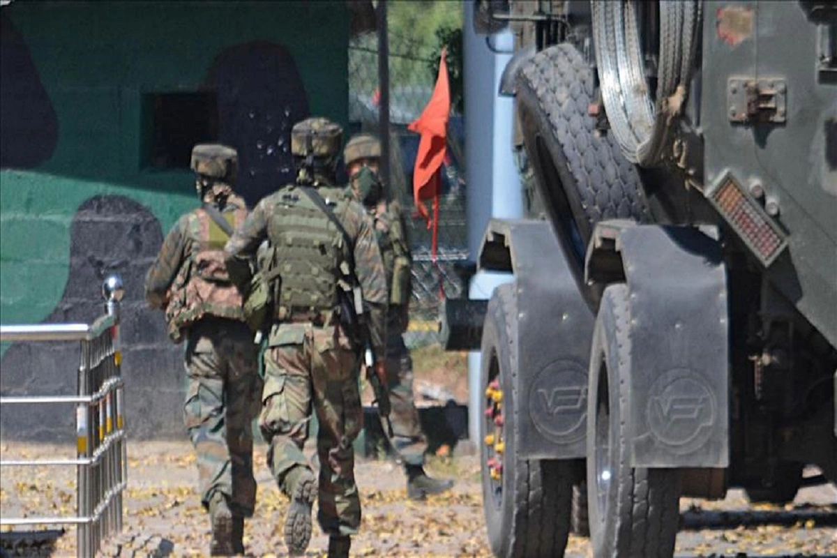 Encounter underway at Halan forest area of Kulgam : جنوبی کشمیر کے کولگام میں سیکورٹی فورسز اور ملیٹنٹوں میں جھڑپ،تین جوان زخمی