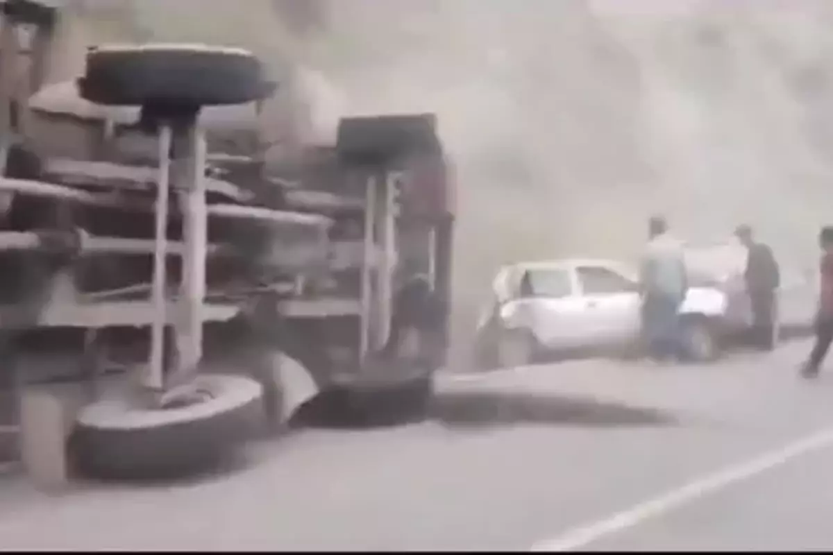 Himachal: شملہ میں دردناک حادثے کی ویڈیو منظر عام پر، فلمی انداز میں ٹرک نے 4 گاڑیوں کو کچلا، میاں بیوی جاں بحق