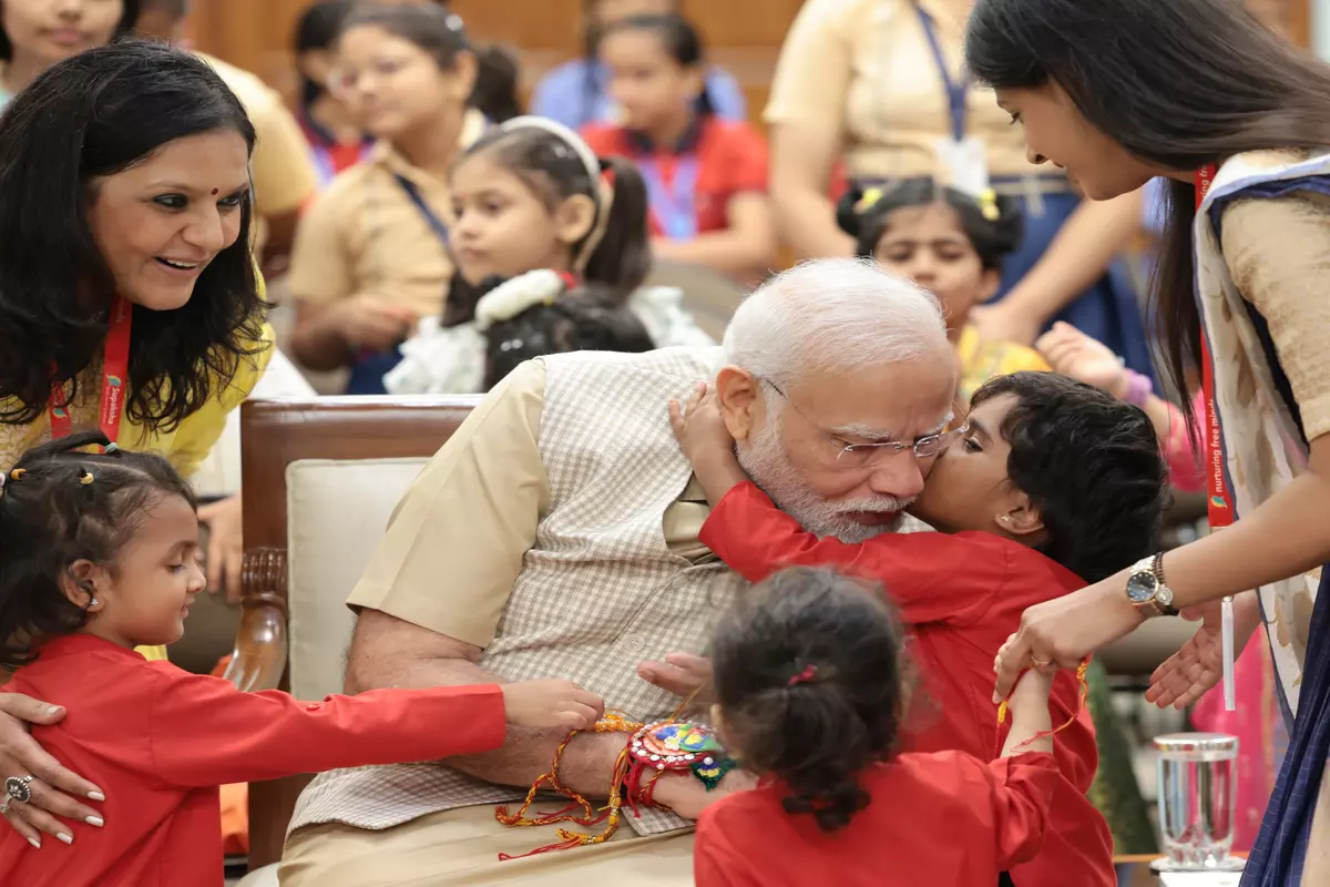 Rakshabandhan: ملک بھر میں دھوم دھام سے منایا جا رہا ہے رکشا بندھن کا تہوار، پی ایم مودی سمیت سرکردہ سیاسی لیڈران نے دی مبارکباد