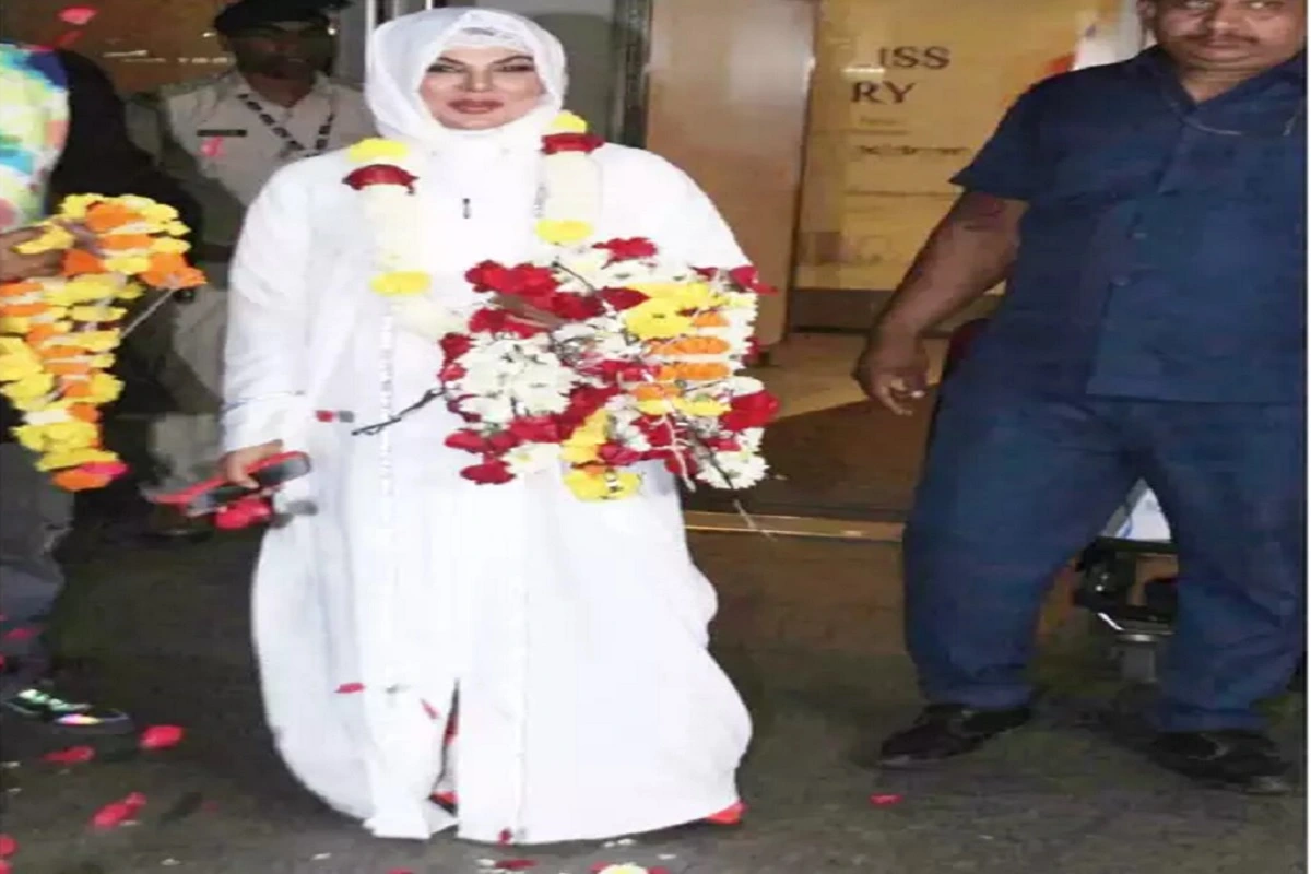 Rakhi Sawant Returned From Saudi Arabia: سعودی عرب سے عمرہ کرکے لوٹنے پر راکھی ساونت کا والہانہ استقبال، ایئرپورٹ پر ہوئی پھولوں کی بارش