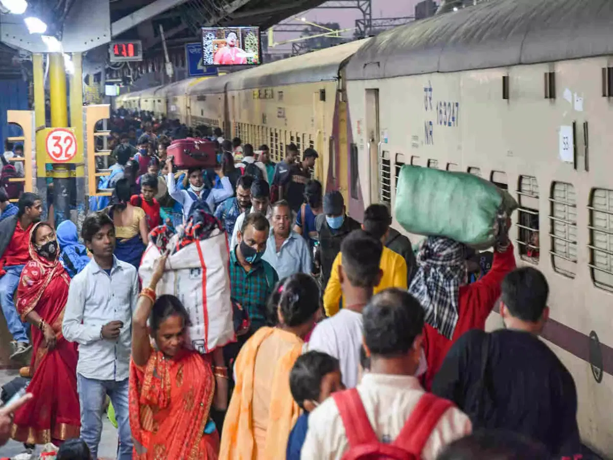 Train ticket booking on Diwali: اس بار دیوالی پر ٹرین میں ٹکٹ ملنا مشکل، کرنا پڑ سکتا ہے طویل انتظار