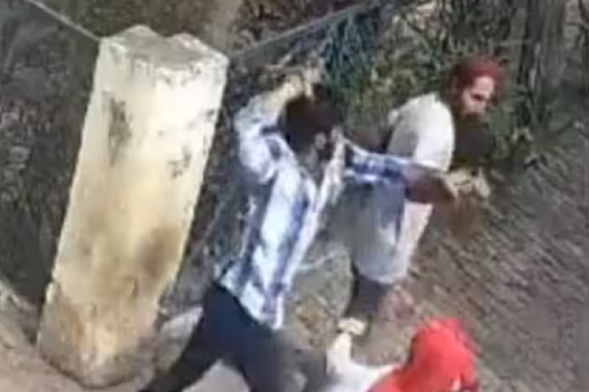 Cap-wearing youth thrashed inside college in Meerut: میرٹھ میں کالج کے اندر ٹوپی پہنے نوجوان کی پٹائی، سی سی ٹی وی فوٹیج وائرل