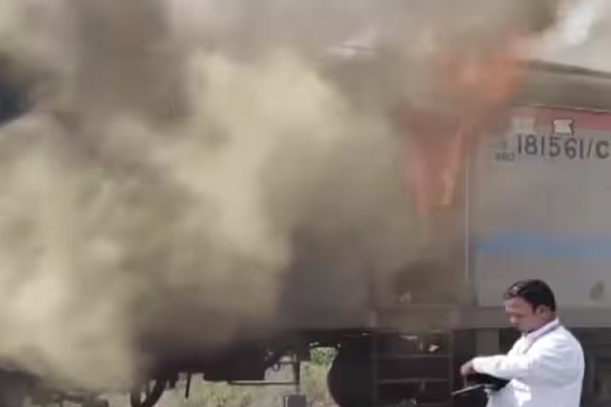 Humsafar Express Train Fire: اچانک کوچ میں بھر گیا دھواں، ہم سفر ایکسپریس میں آگ سے مچا ہنگامہ، جانئے تفصیل