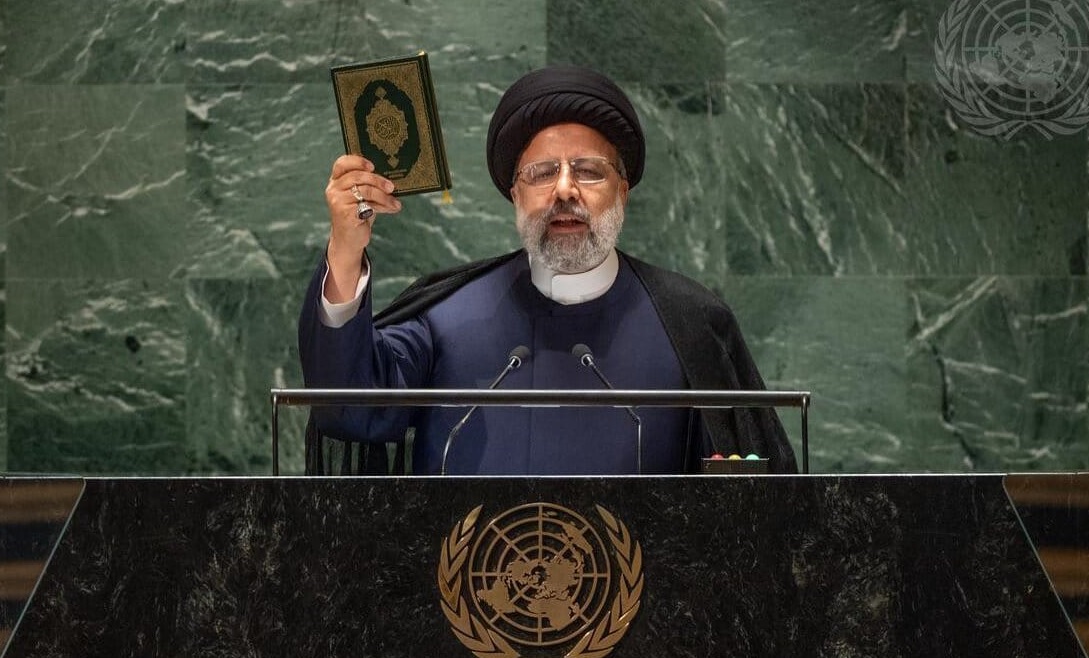 Iranian President in UN General Assembly: ایرانی صدر سید ابراہیم رئیسی کا ہاتھ میں قرآن اٹھا کر اقوام متحدہ کی جنرل اسمبلی سے خطاب