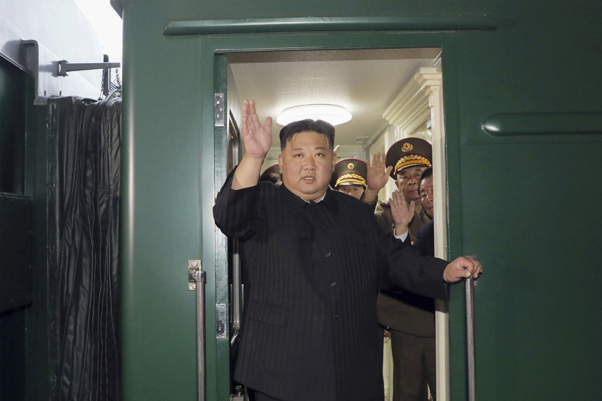 Kim Jong Un sees Hypersonic Missiles, Warships In Russia: شمالی کوریا کے سپریم لیڈر کم جونگ ان کا روس دورہ، کم نے بمبار طیارے اور جنگی جہاز کا کیا معائنہ
