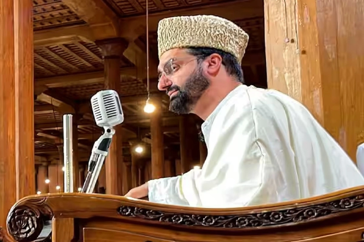 Mirwaiz Umar Farooq’s Emotional Video in Jama Masjid: حریت کانفرنس لیڈر مولوی میر واعظ عمر فاروق کی آنکھیں ہوگئیں نم، 4 سال بعد نظربندی سے رہا ہونے کے بعد جامع مسجد میں ادا کی نماز جمعہ