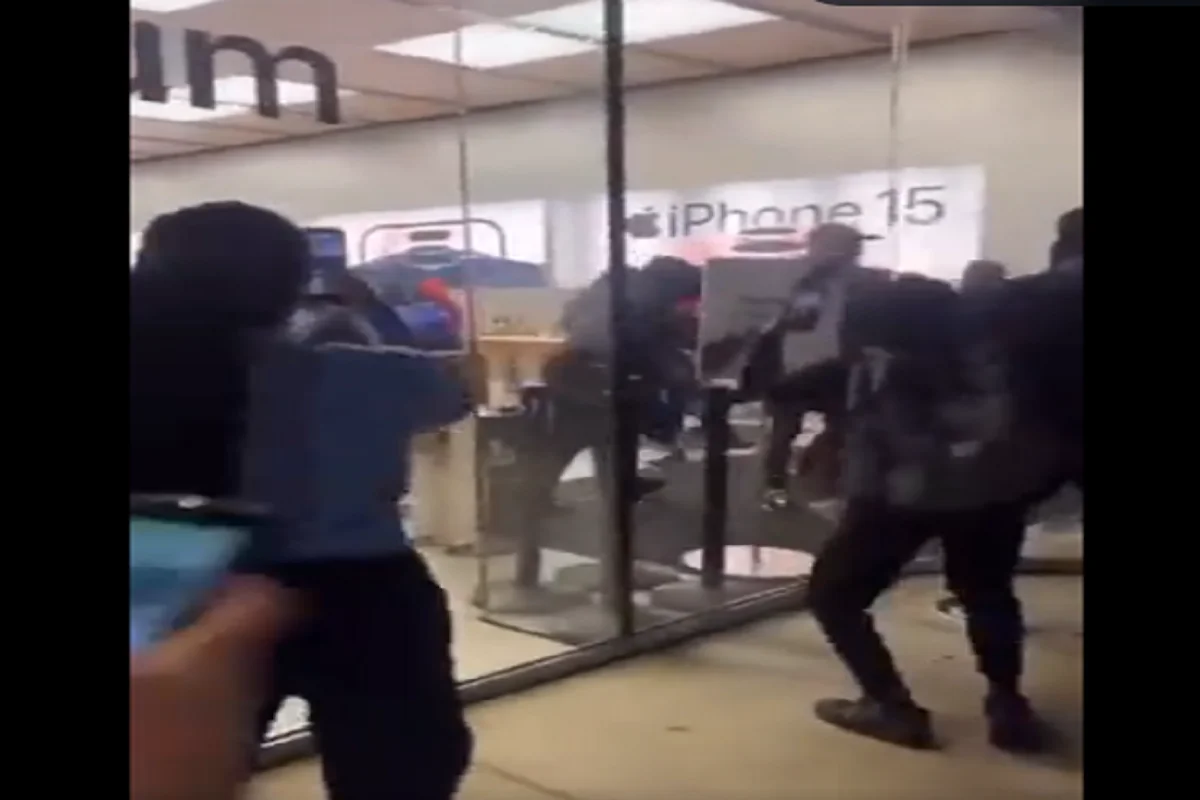 An Apple store robbed in Philadelphia: آئی فون کے لیے نوجوانوں کا پاگلپن، امریکہ کے شہر فلاڈیلفیا میں لوٹ لیا ایپل اسٹور
