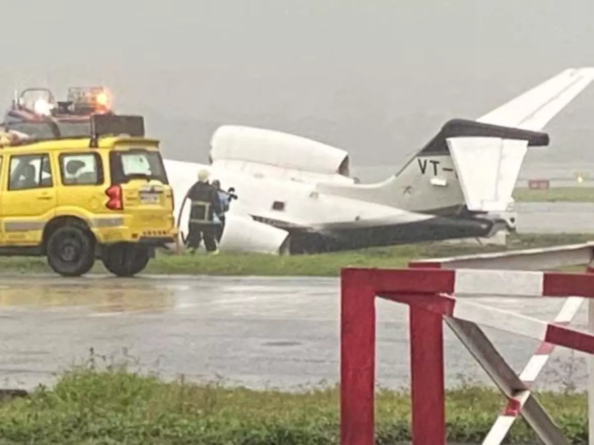 Mumbai Chartered Plane Crash: ممبئی ایئرپورٹ پر بڑا حادثہ، فلائٹ کے ہوگئے دوٹکڑے، جانئے تفصیلات
