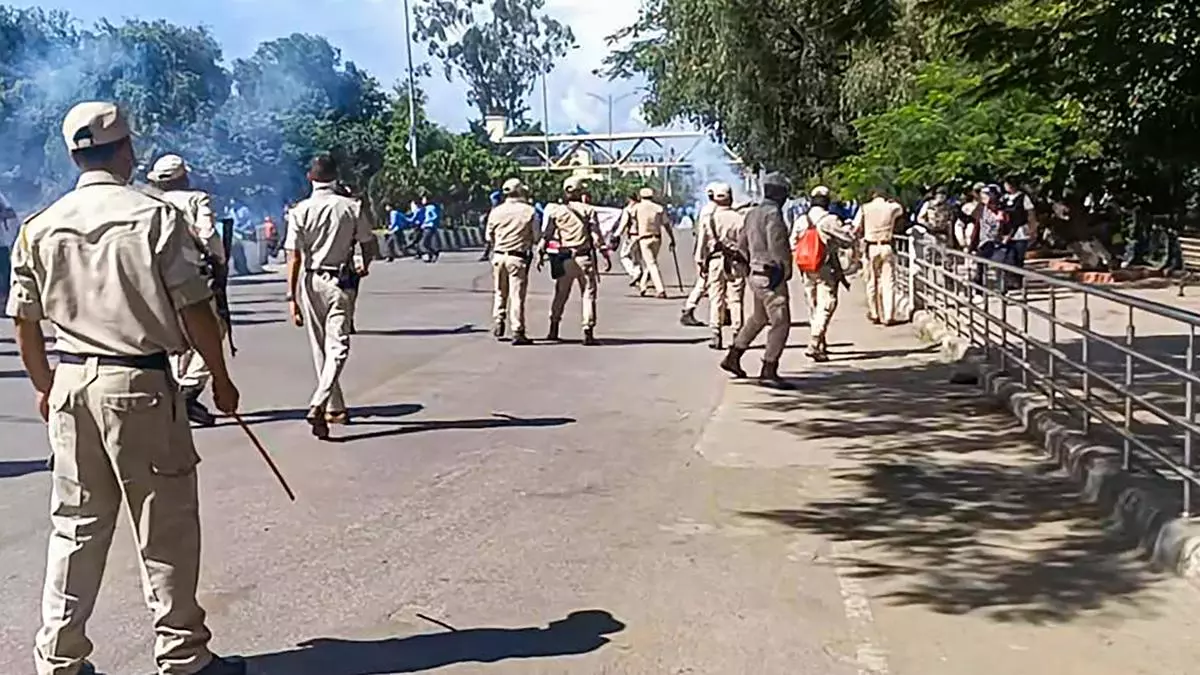 Protest erupts in Imphal over murder of two students: منی پور میں ایک بار پھر حالات کشیدہ، دو طالب علموں کی ہلاکت کے بعد احتجاج تیز، انٹرنیٹ کی سروس معطل،اسکول بند