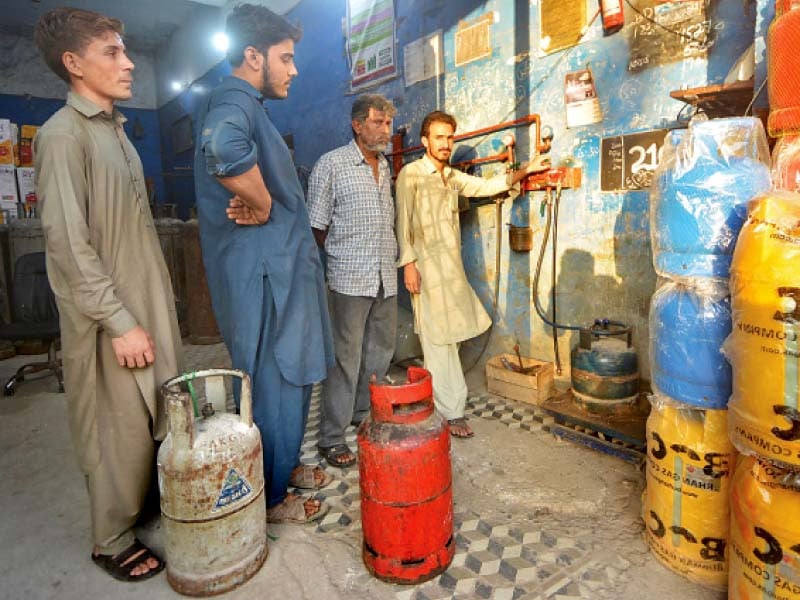 Pakistan inflation: پاکستانی عوام پر مہنگائی کی دوہری مار، پاکستان میں پٹرول پہلی بار 300 روپے فی لیٹر، ایل پی جی سلنڈر اب 2833.49 روپے