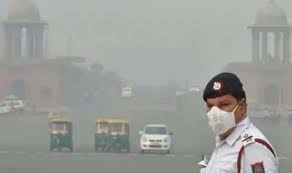 Air pollution in Delhi: آلودگی کی وجہ سے 10 سگریٹ کے برابر دھواں آپ کے جسم میں داخل ہوتا ہے،زہریلی ہوانے دہلی کے رہنے والوں کی اوسط عمر تقریباً 17 سال تک کم کر دی ہے