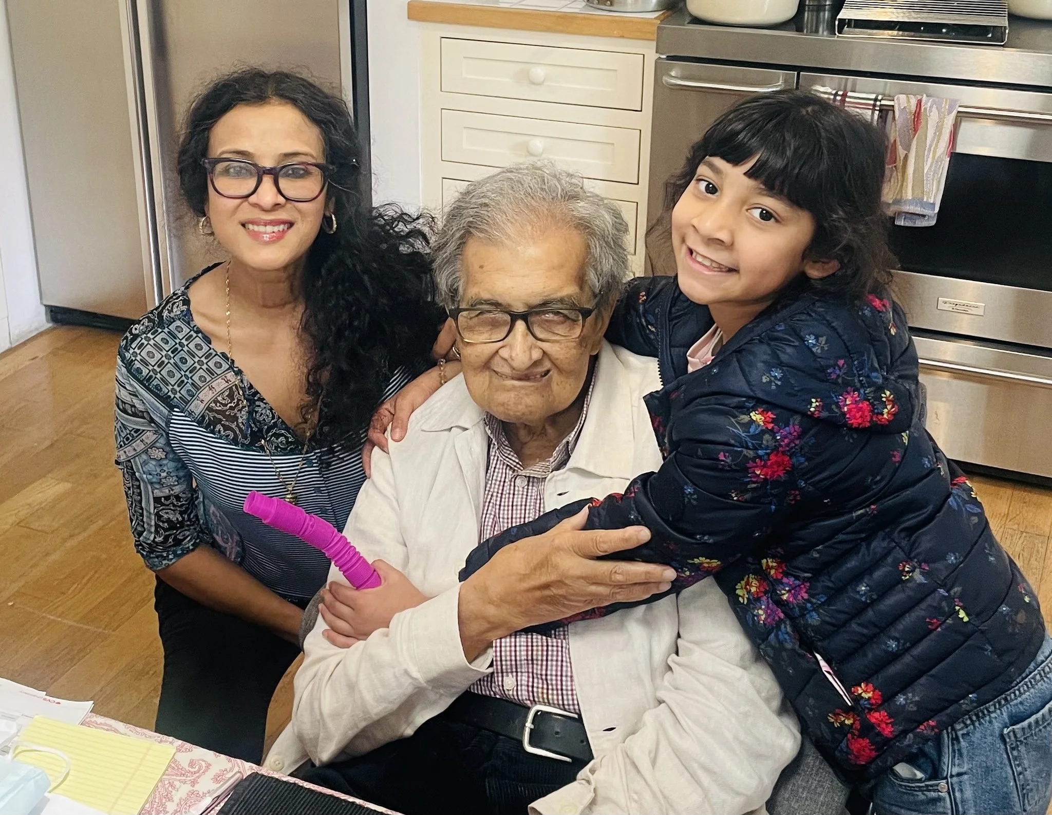 Nobel prize winner Amartya Sen is alive: نوبل انعام یافتہ پروفیسر امرتیہ سین زندہ ہیں اور اپنے کام میں مصروف ہیں،ان کی موت کی خبر فرضی ہے