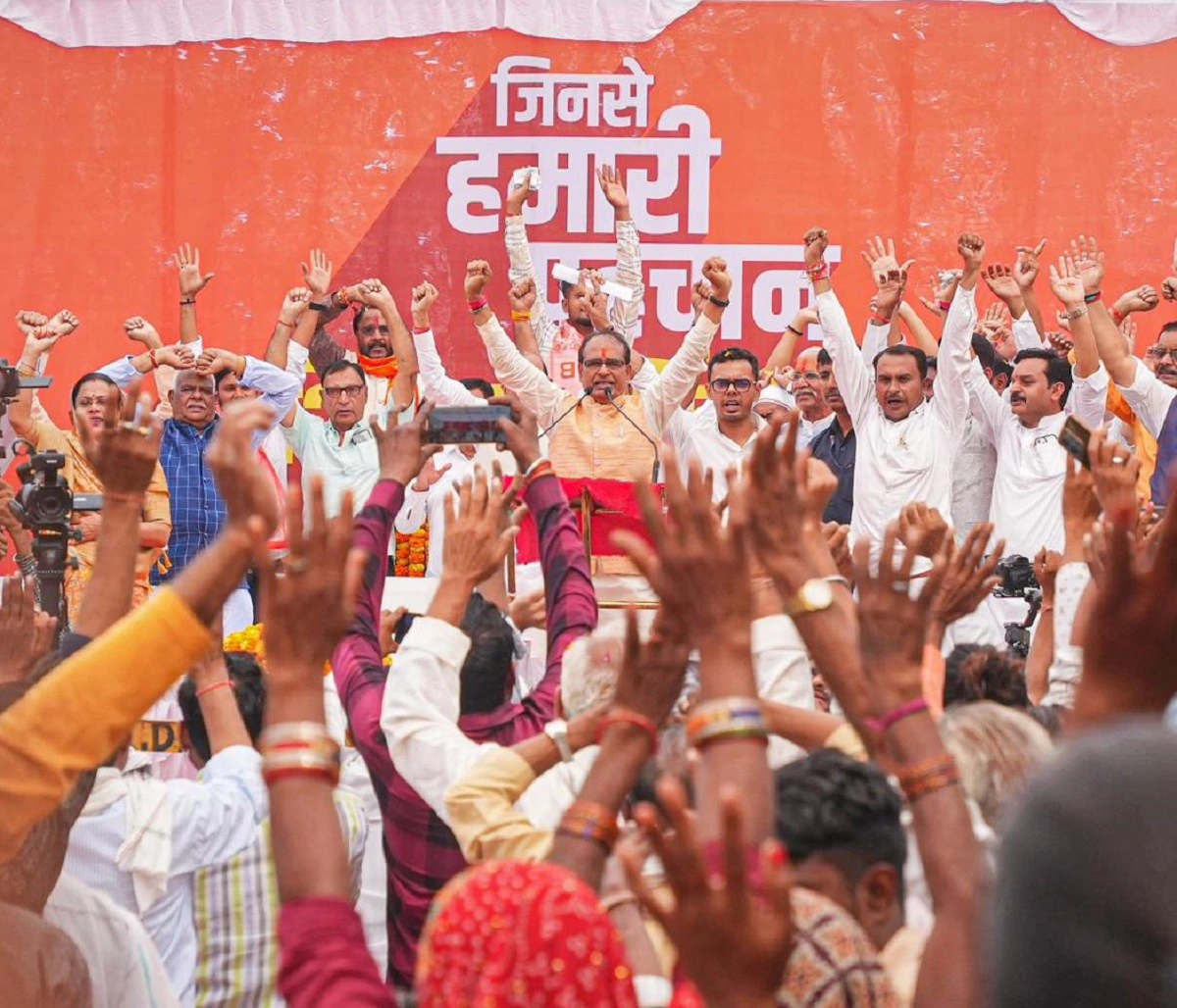 Madhya Pradesh Election 2023: عوامی چندے سے انتخاب لڑ رہے ہیں شیوراج سنگھ چوہان،روڈ شو کے دوران گاوں والوں نے دی بھاری رقم