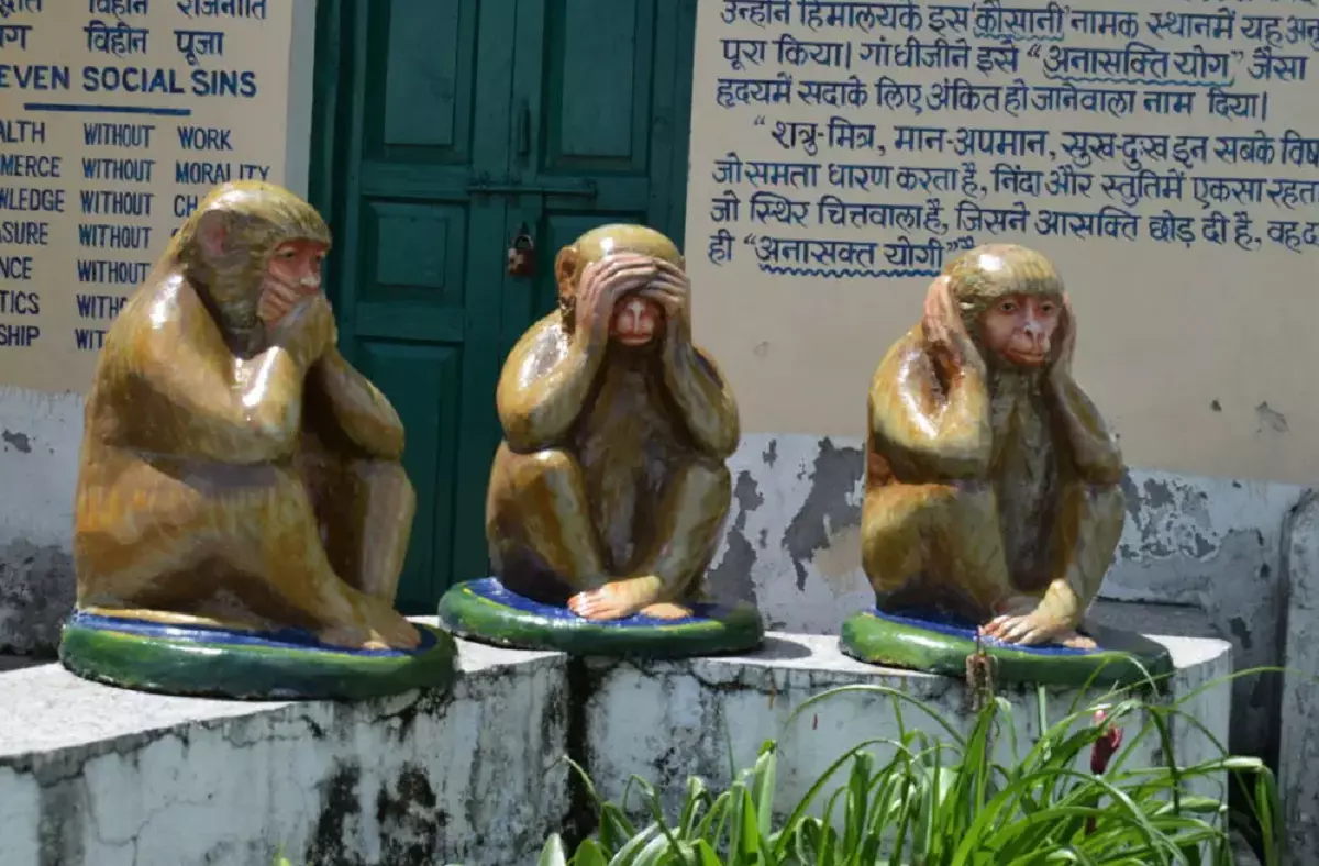 Happy Gandhi Jayanti: گاندھی جی کے تینوں بندر مر گئے