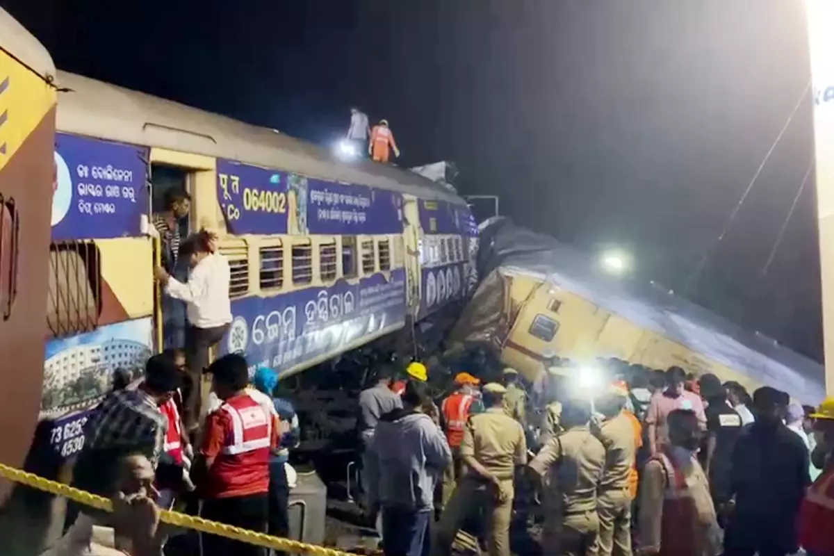 Train Accident: آندھرا پردیش ٹرین حادثے میں اب تک 13 لوگوں کی موت، ریلوے نے بتائی حادثے کی وجہ، ‘سگنل اوور شوٹنگ’ کا کیا ذکر