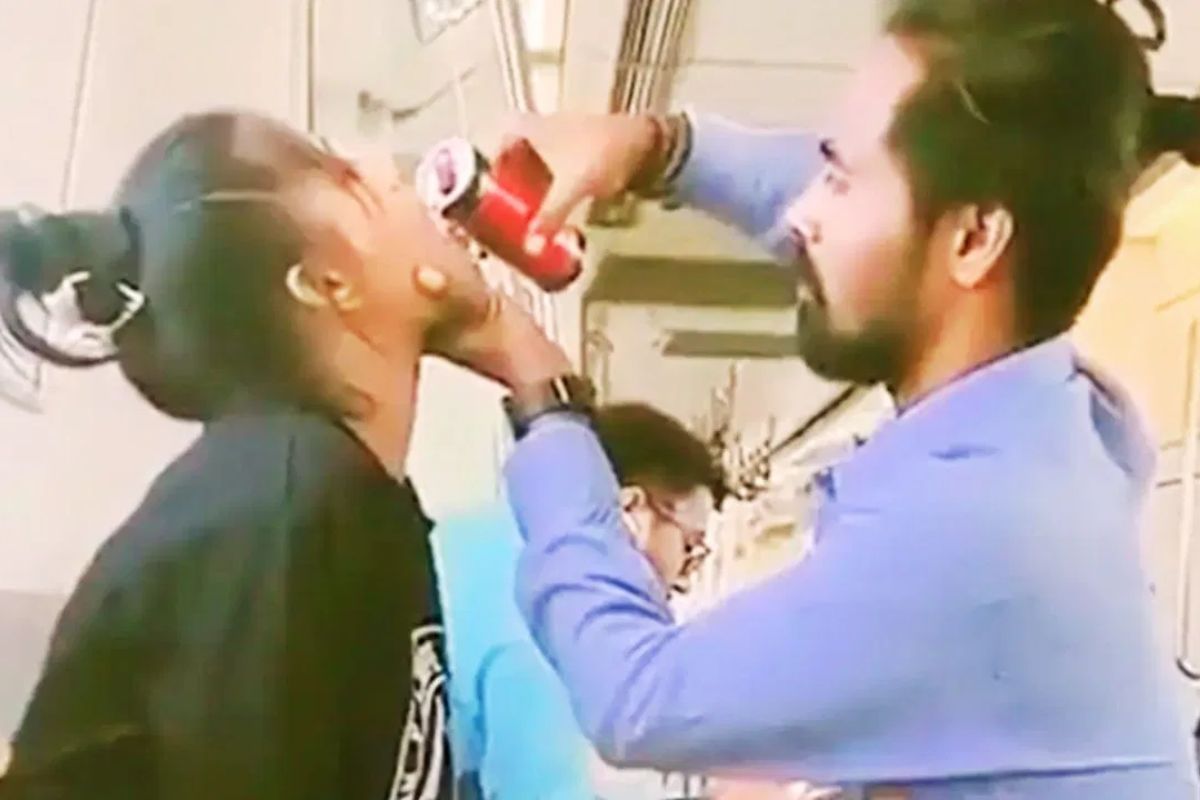 Delhi Metro Viral Video: دہلی میٹرو میں جوڑے نے کی گھناؤنی حرکت، ویڈیو دیکھ کر سوشل میڈیا صارفین ہوئے برہم