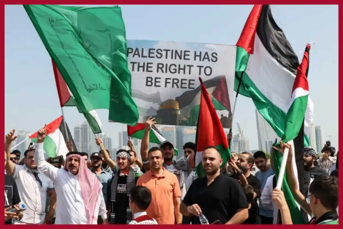 Israel Palestine Conflict: قطر میں غزہ کی عوام کے ساتھ اظہار یکجہتی کے لیے سینکڑوں افراد ہوئے جمع، “آزاد فلسطین” کے لگائے نعرے