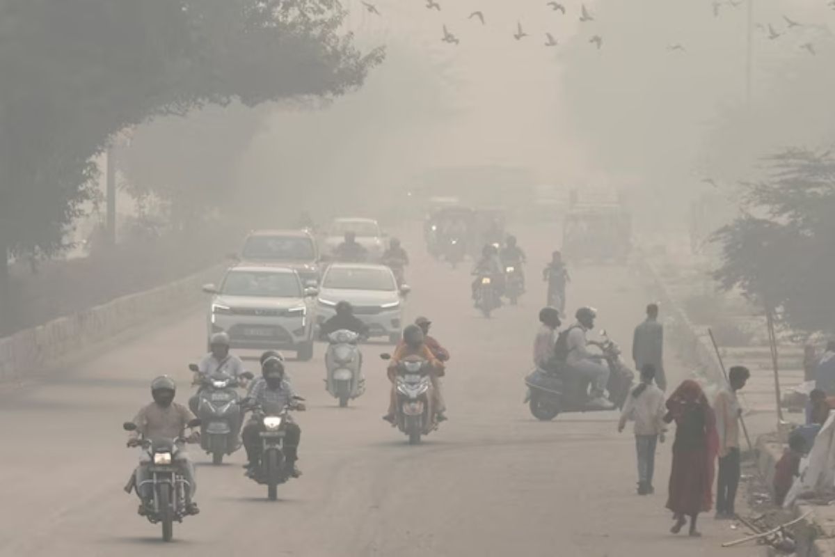 Delhi Air Pollution: دہلی میں مہلک ہوا، PM 2.5 میں 140 فیصد اضافہ، لوگوں کو پھیپھڑوں سے متعلق مسائل کا سامنا