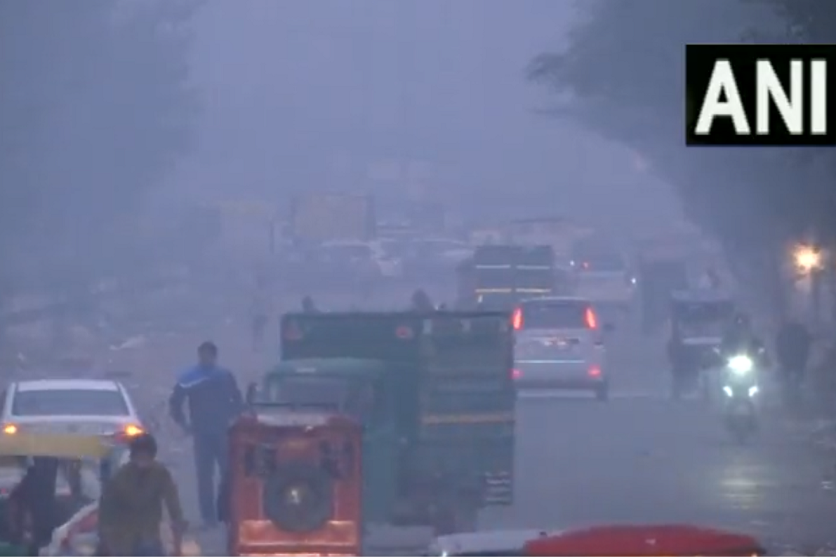 Delhi Air Pollution: دہلی کی فضا میں ‘زہر’، دیوالی کے بعد 33 گنا بڑھی آلودگی، گروگرام میں کھلیں گے اسکول