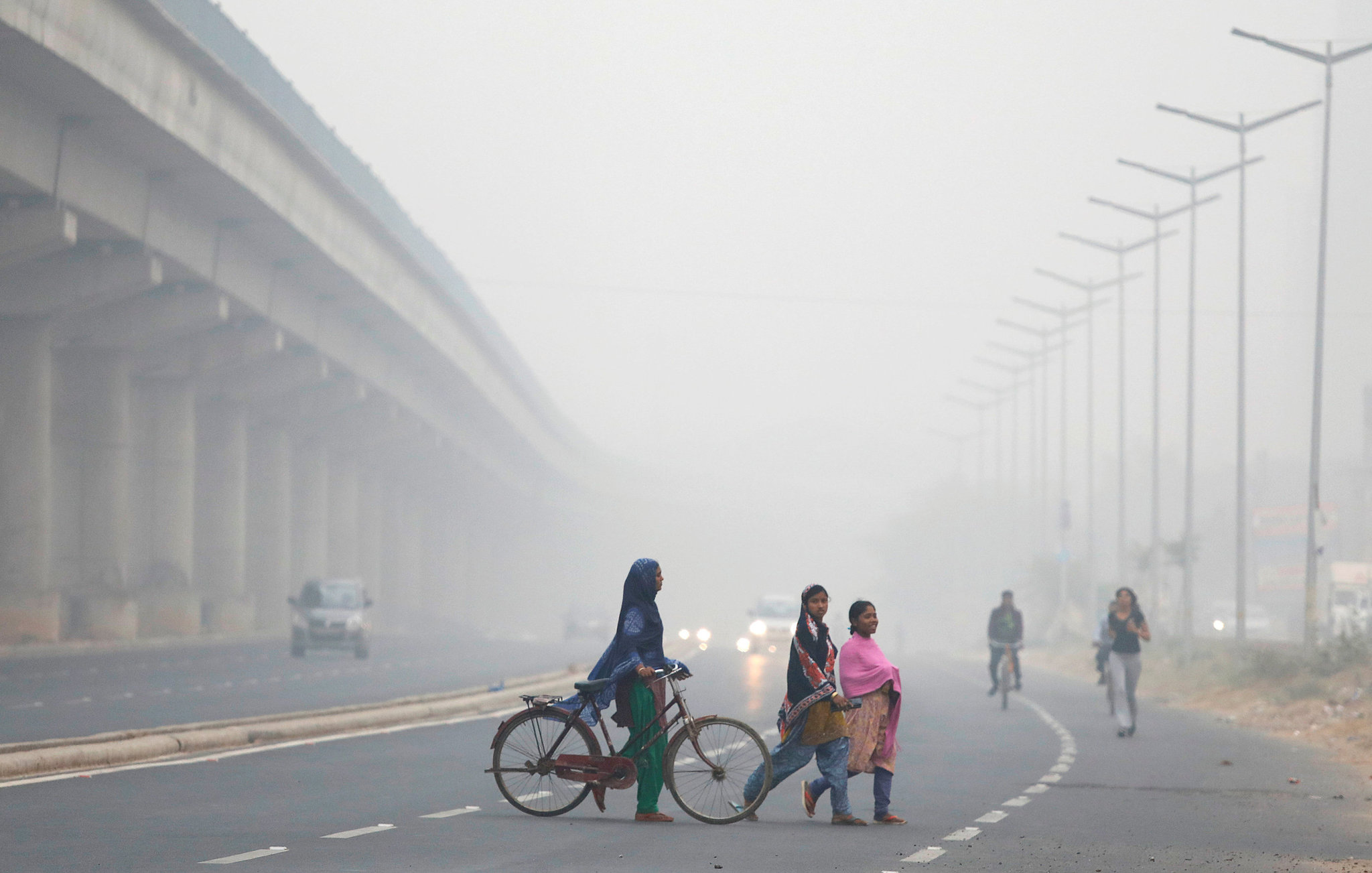 Delhi Air Quality Index: دہلی بنی گیس چیمبر، لوگ زہریلی ہوا میں سانس لینے پر مجبور