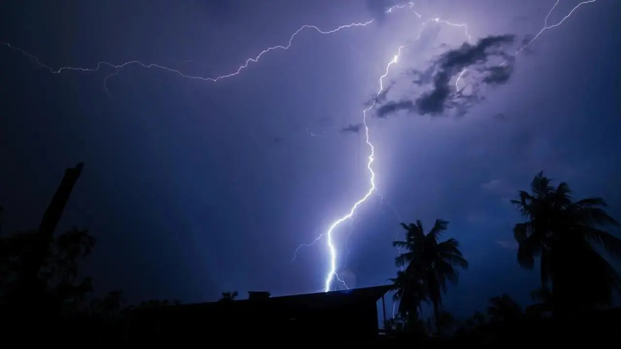 Gujarat rains: گجرات میں غیر موسمی بارش کے دوران آسمانی بجلی گرنے سے 27 افراد ہلاک