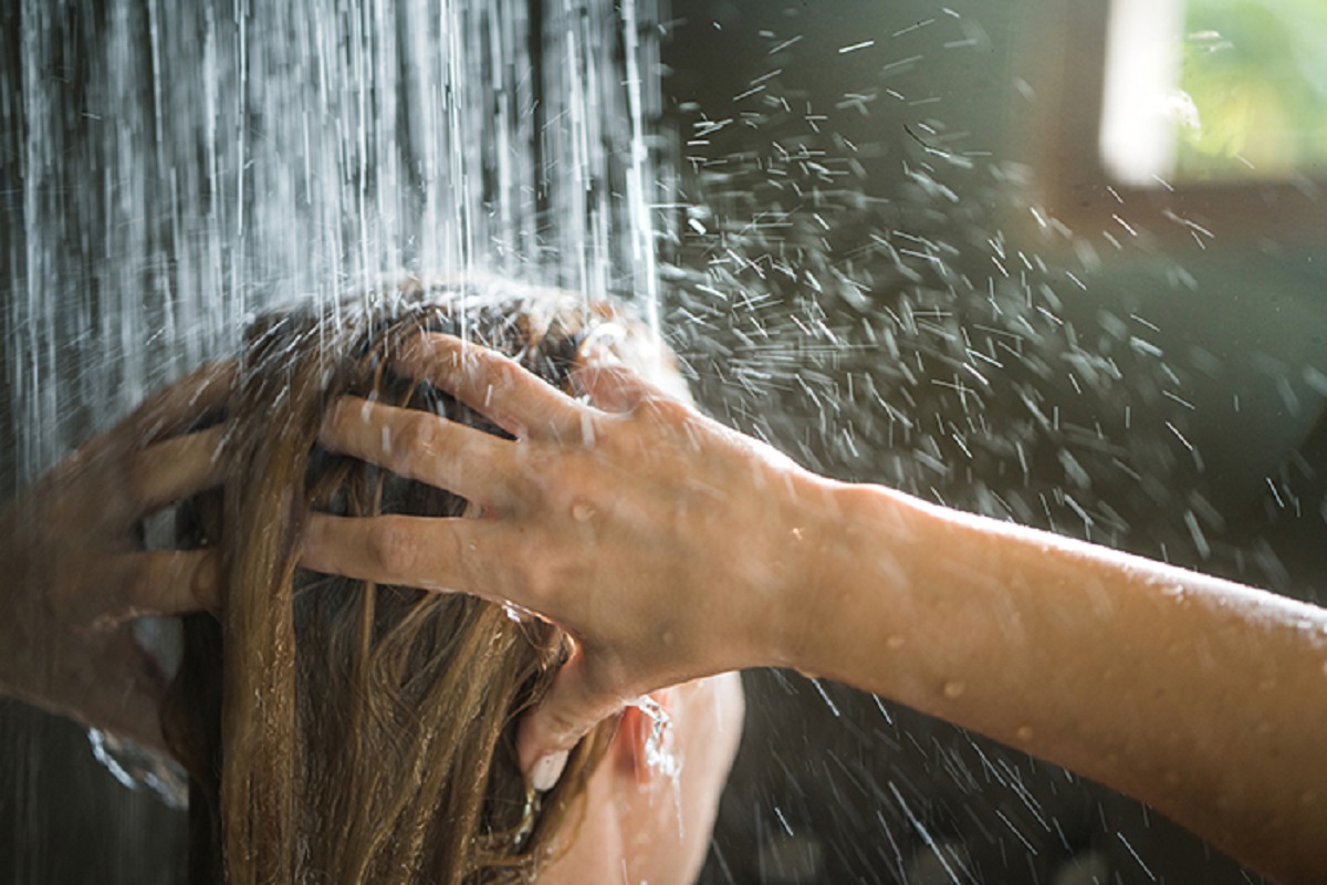 Hair Care in winters: سردیوں میں گرم پانی سے بال دھونے سے فائدہ ہوتا ہے یا نقصان، یہاں جانیں مکمل تفصیل