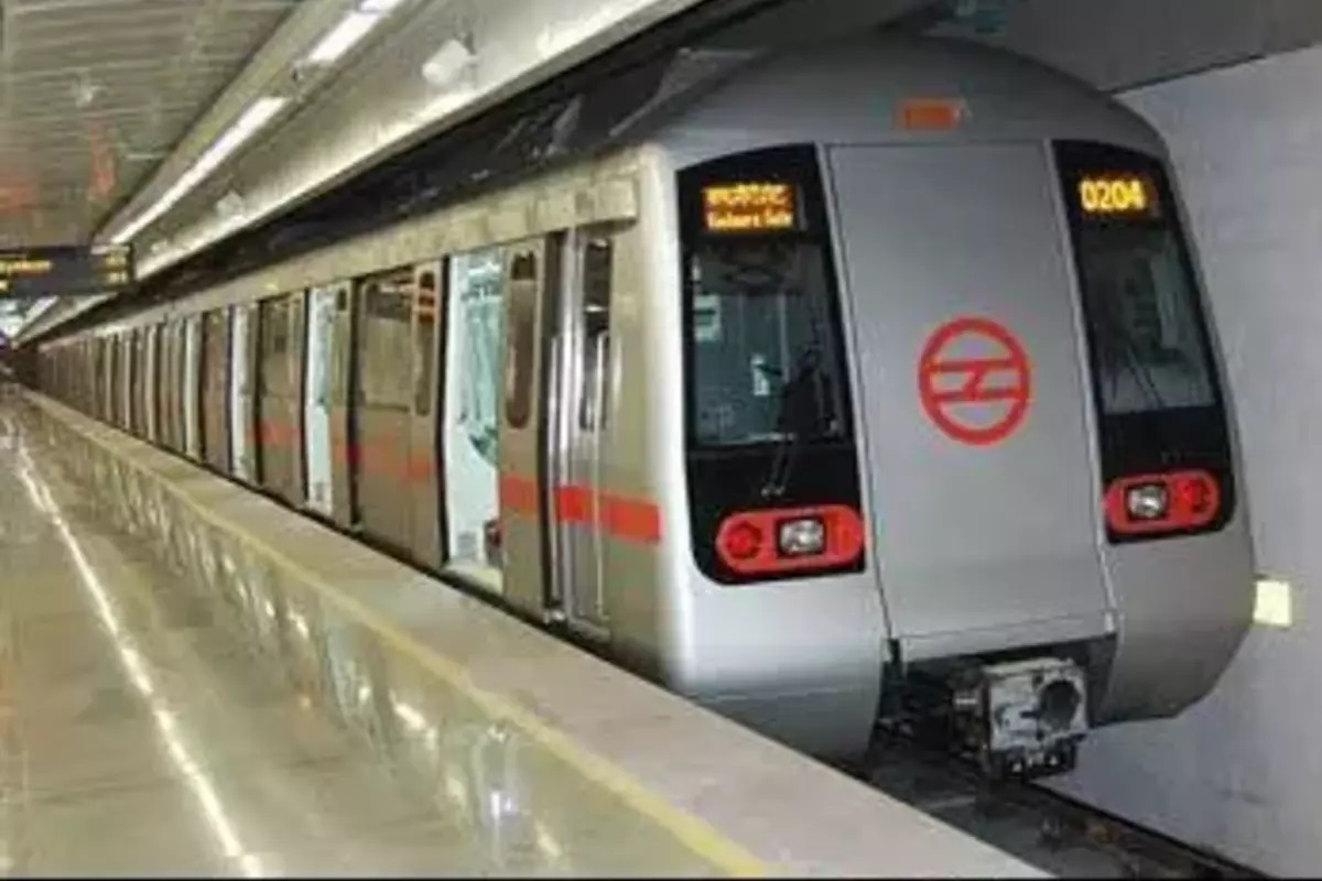 Delhi Metro Rail Accident: چھتر پور میں میٹرو ٹرین اور پلیٹ فارم کے درمیان پھنسے شخص کی دردناک موت، ویڈیو سوشل میڈیا پر وائرل