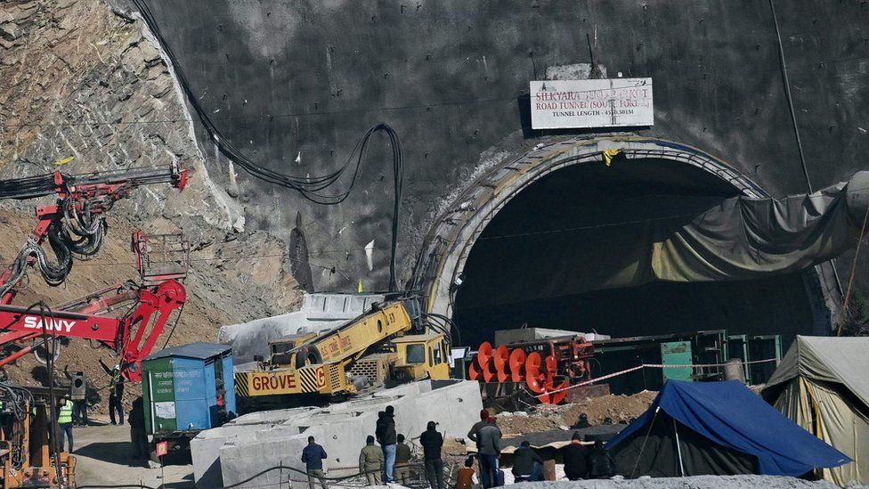 Uttarakhand Tunnel Collapse: عمودی ڈرلنگ کا 40 فیصد کام مکمل، ‘ریٹ ہال مائننگ’ کے ماہرین کو بلایا گیا ہے، جو سرنگ کا ملبہ ہاتھ سے صاف کر رہے ہیں