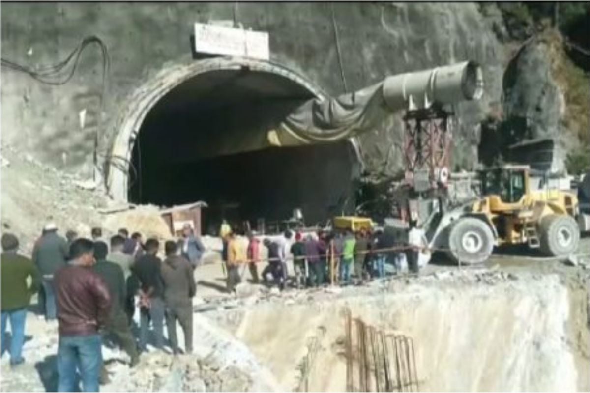 Uttarkashi Tunnel Accident: ایئر فورس سرنگ میں پھنسے مزدوروں کو بچانے میں مصروف، پائپ کے ذریعے آکسیجن کی سپلائی کی جا رہی ہے