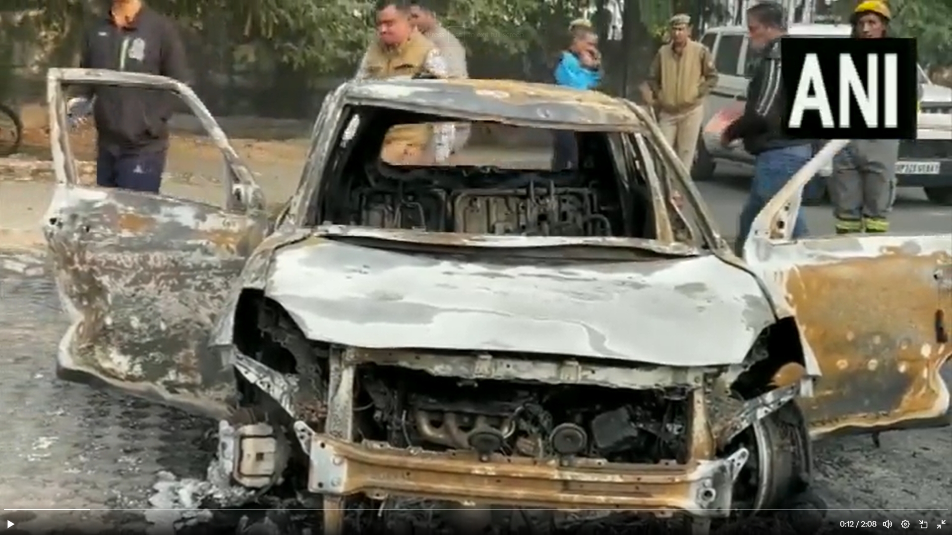 Accident: امرپالی پلاٹینم سوسائٹی سیکٹر-119 کے سامنے ایک کار میں لگی آگ، گاڑی سے دو افراد کی لاشیں نکال لی گئی