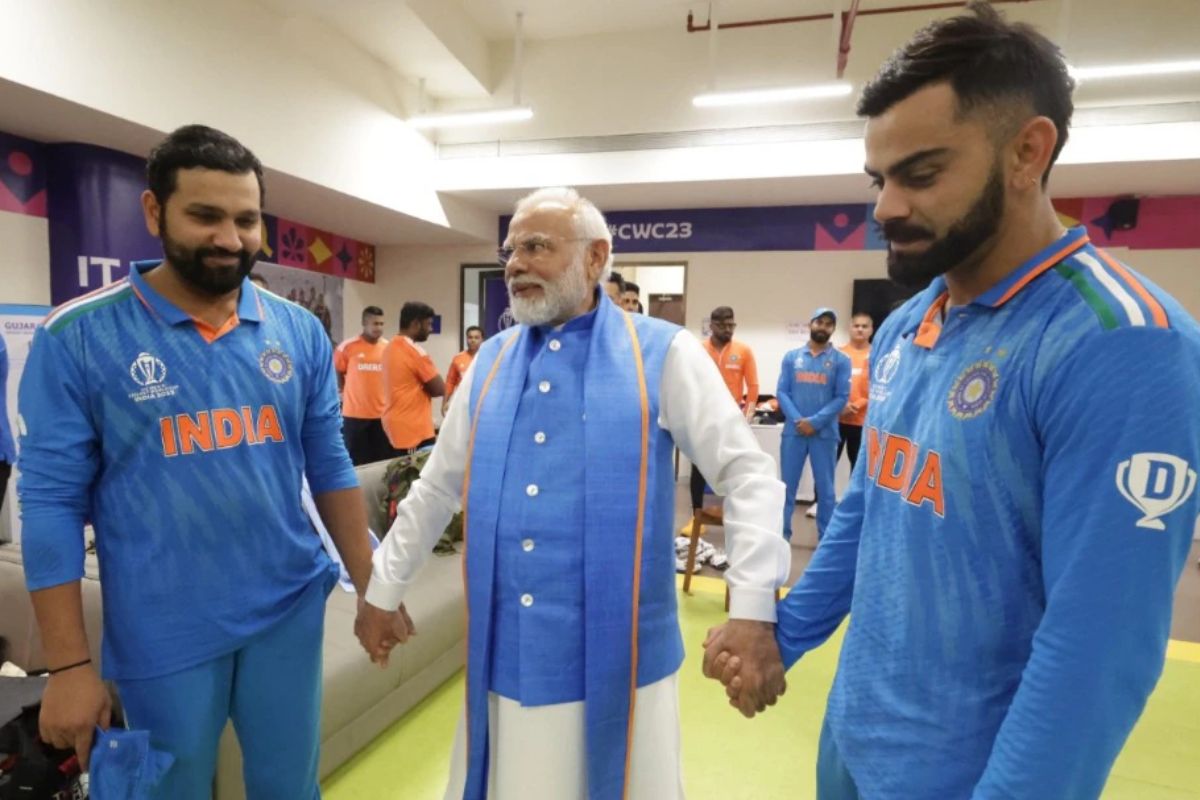 PM Modi With Team India: فائنل میں شکست کے بعد پی ایم مودی ٹیم انڈیا کے ڈریسنگ روم پہنچے، کھلاڑیوں کا بڑھایا حوصلہ