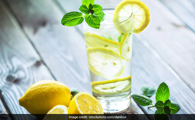 Lemon Water: کیا آپ جانتے ہیں کہ لیموں پانی پینا بھی آپ کو نقصان پہنچا سکتےہیں؟ لیموں پانی پینے سے جسم پر یہ مضر اثرات  ہوسکتے ہیں