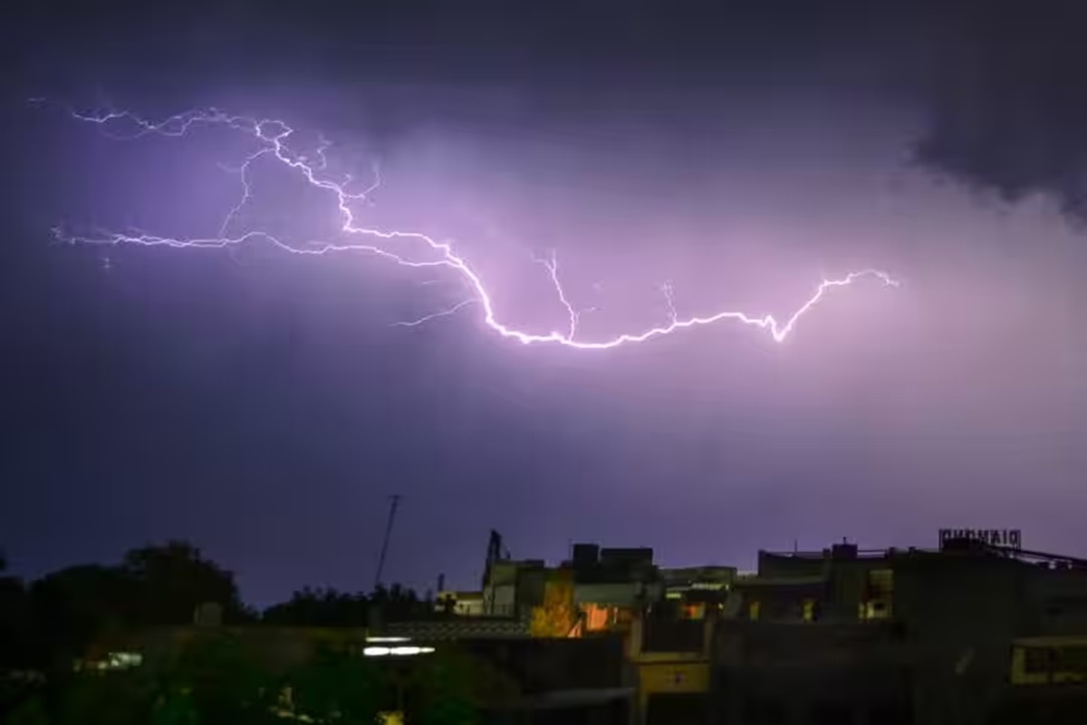 Gujarat Rain: گجرات میں آسمانی بجلی گرنے سے 13 افراد کی موت، داہود میں تین افراد کی گئی جان