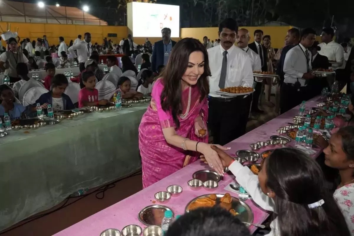 Nita Ambani celebrates her 60th birthday: لاکھوں لوگوں کو راشن، 3000 بے سہارا بچوں کے لیے ‘انا سیوا’… نیتا امبانی اس طرح منائی اپنی 60ویں سالگرہ