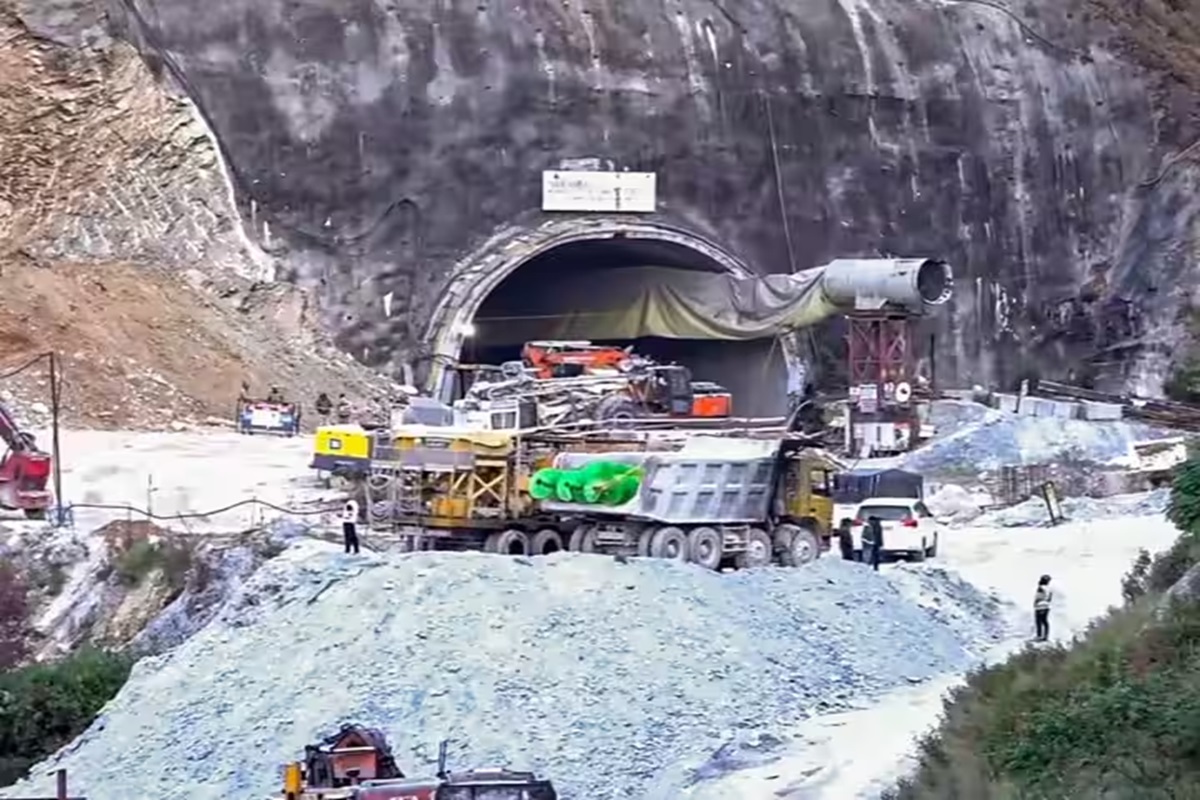 Uttarkashi Tunnel Acciden: سرنگ میں پھنسی 40 جانوں کو بچانے کی جنگ جاری، نئی اگر مشین سے ملبے کی کھدائی شروع