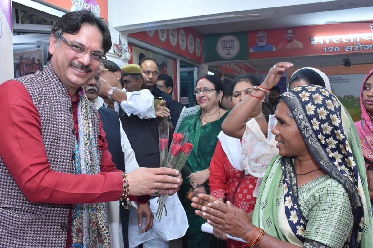 UP News: سروجنی نگر میں بے سہارا خواتین کے لیے 5 نئے ‘تارا شکتی سلائی مراکز’ کھولے گئے، ایم ایل اے ڈاکٹر راجیشور سنگھ نے کیا افتتاح