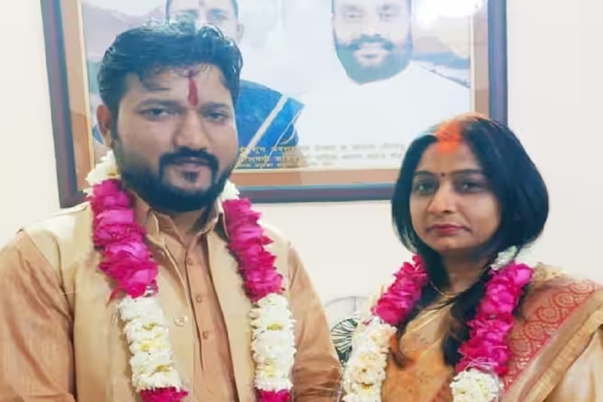 Sangmitra Maurya News: سوامی پرساد موریہ کی بیٹی سنگھمترا کی مشکلات میں اضافہ… طلاق کے بغیر دوسری شادی اور الیکشن کمیشن سے جھوٹ بولنے کے الزامات، جانئے کیا ہے معاملہ
