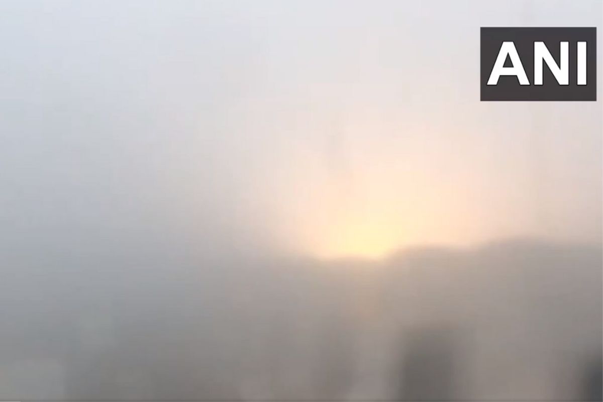 Delhi NCR Weather: گھنی دھند کی چادر میں لپٹا دہلی-این سی آر، حد نگاہ صفر، ٹرینیں اور پروازیں بھی ہوئی متاثر
