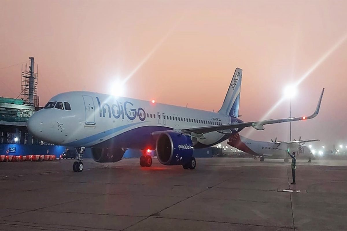 Flights Late Due To Fog: دھند سے دہلی میں 50 سے زیادہ پروازیں ہوئیں متاثر، گاڑیوں کی رفتار ہوئی کم، ٹرینیں بھی تاخیر کا شکار، جانیں کب تک ایسا ہی رہے گا موسم